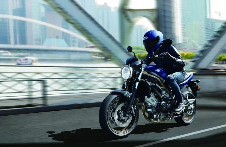 Suzuki naked bike rijdend over straat