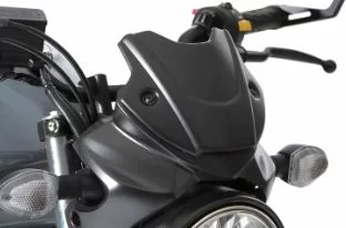 Suzuki naked bike in witte studio