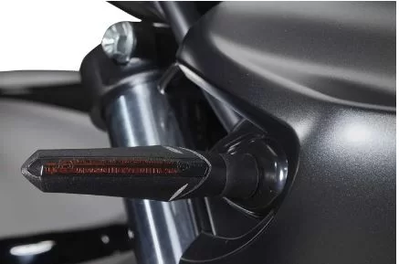 Richtingaanwijzers van de SV650 in een witte studio