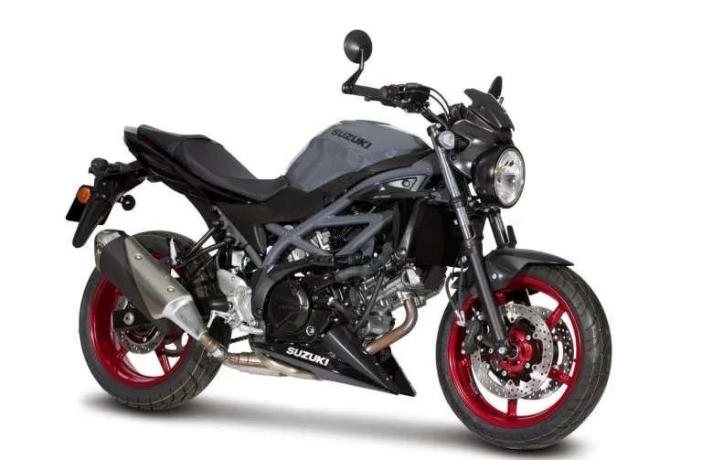 SV650 naked bike in witte studio