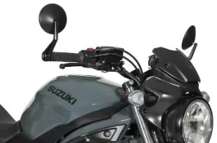 Voorzijde Suzuki naked bike in witte studio