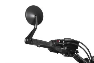 Bar end mirrors van Suzuki naked bike in witte studio.