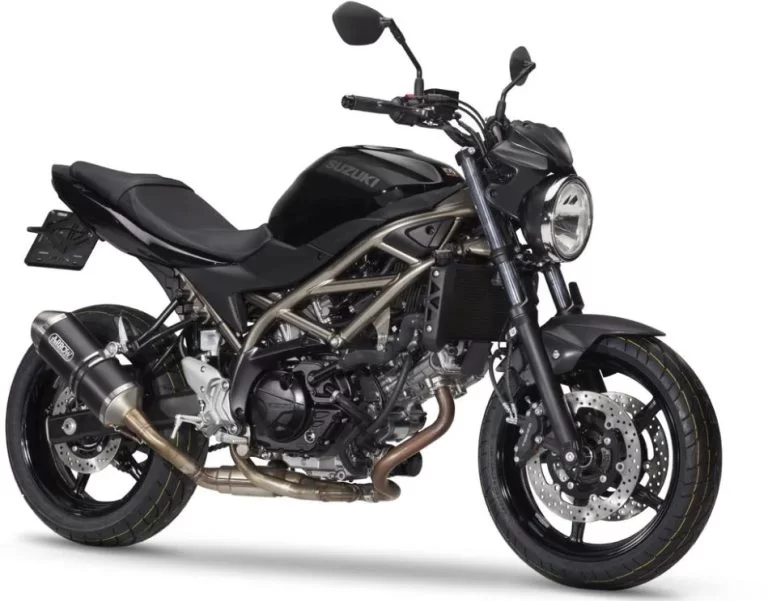 Suzuki naked bike in witte studio