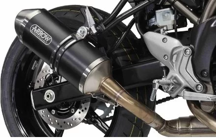 Arrow uitlaat van een Suzuki naked bike in witte studio