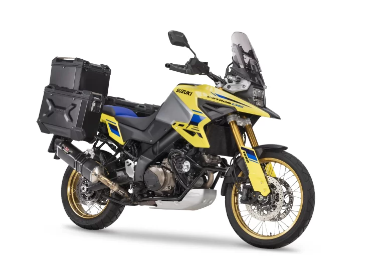 Suzuki V-Strom met adventure accessoire pack in witte studio.