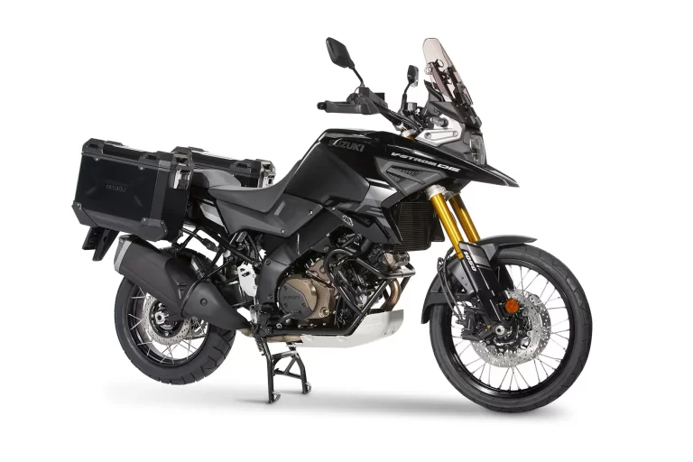 Suzuk V-Strom met accessoire pakket genaamd Black Rhino in witte studio.