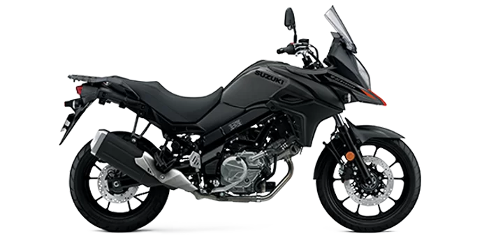 Suzuki tourmotor in een witte studio