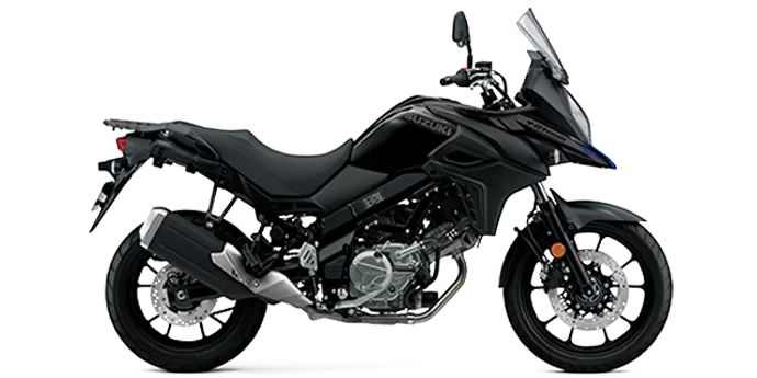 Suzuki tourmotor in een witte studio