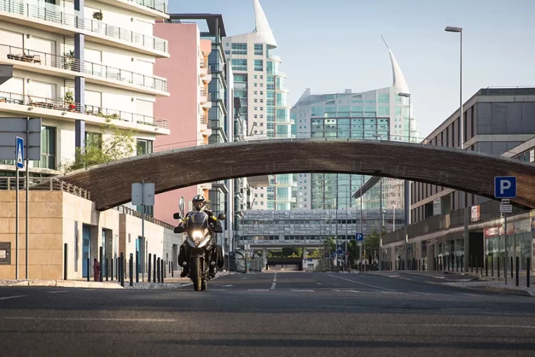 Suzuki tourmotor rijdend in de stad.