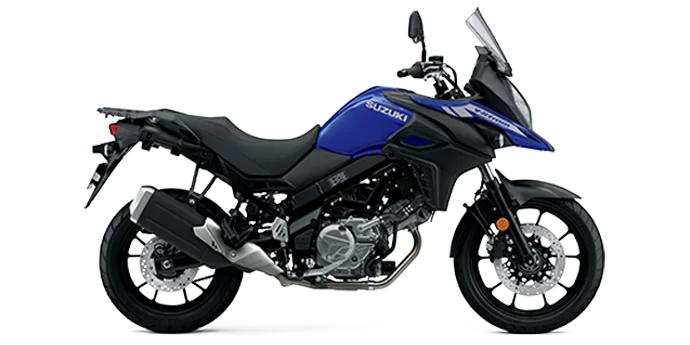 Suzuki tourmotor in een witte studio