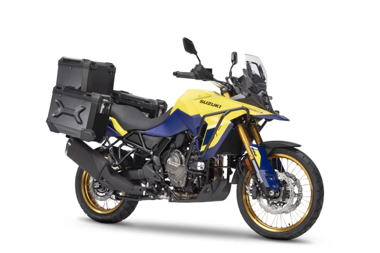 Suzuki V-Strom motor met accessoires in witte studio