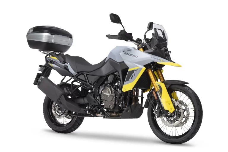 Suzuki V-Strom motor met accessoires in een witte studio