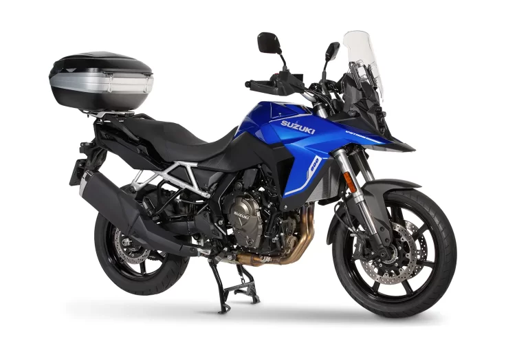 Blauwe V-Strom 800 met accessoires in een witte studio