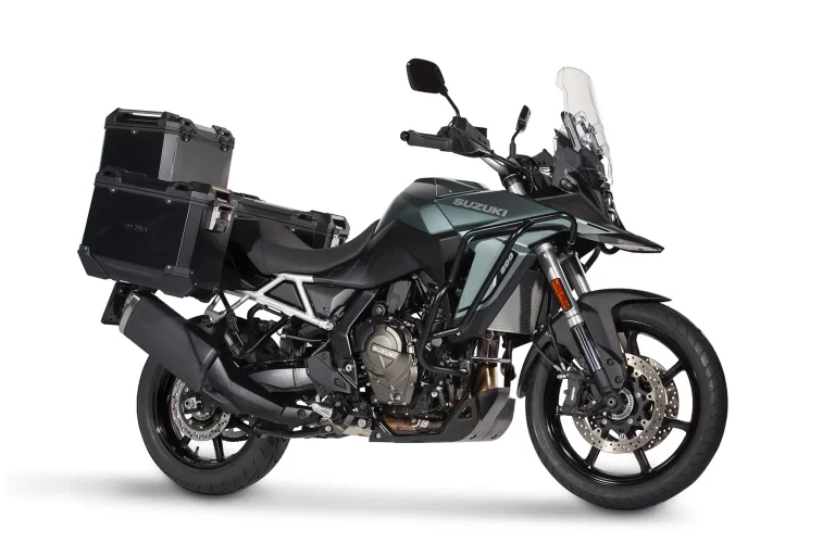 Suzuki V-Strom met accessoires in een witte studio