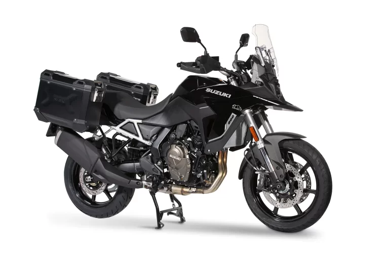 Zwarte Suzuki V-Strom in een witte studio