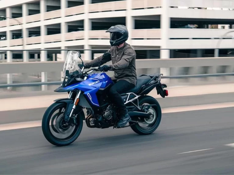 Suzuki V-Strom rijdend over straat