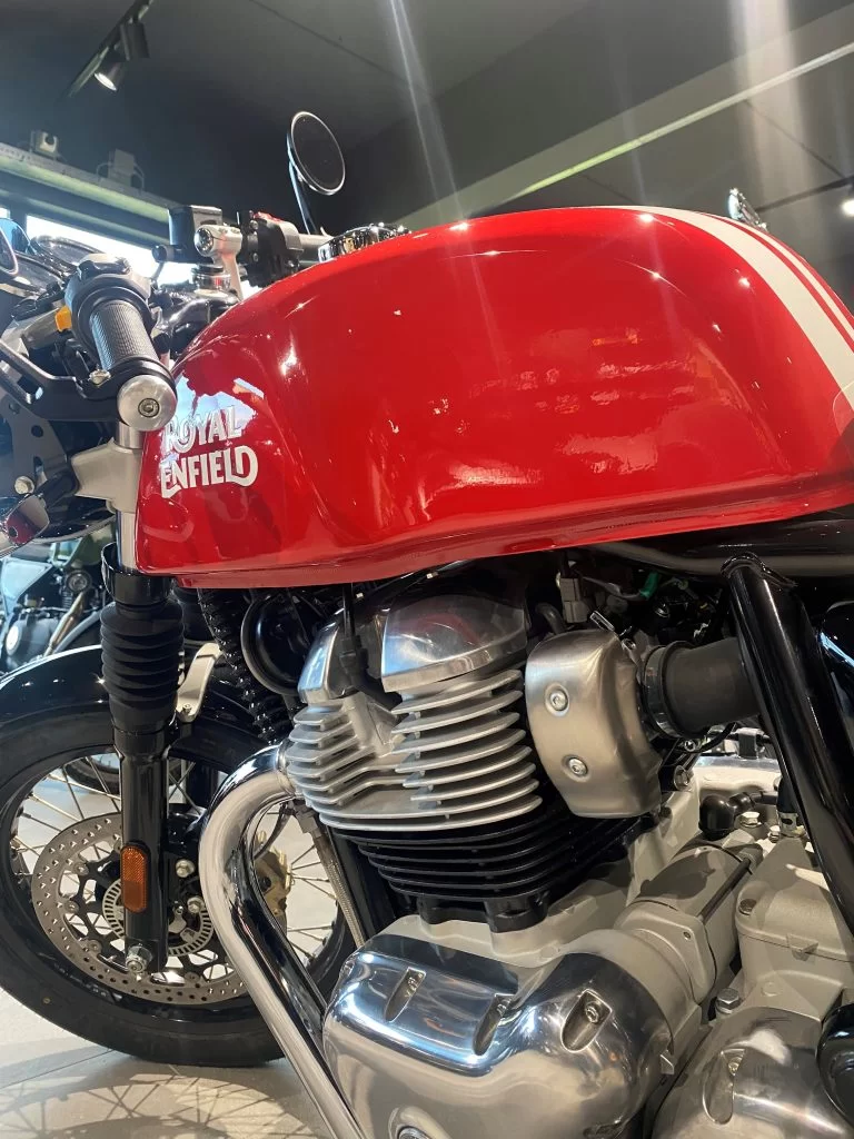 close up van royal enfield tank rood