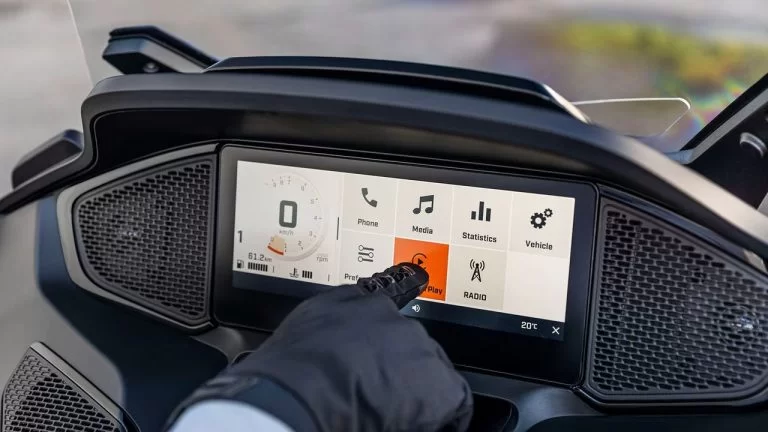 2024 kleurenscherm can-am