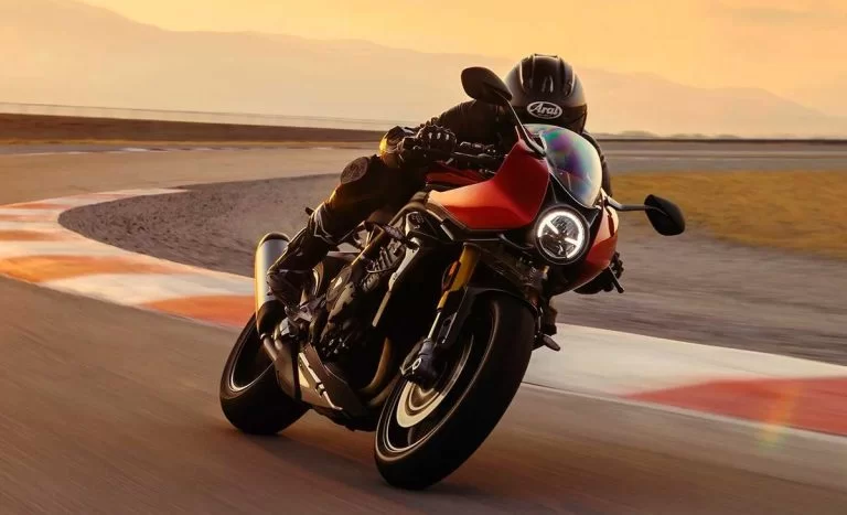 racer op het circuit met de speed triple RR van triumph