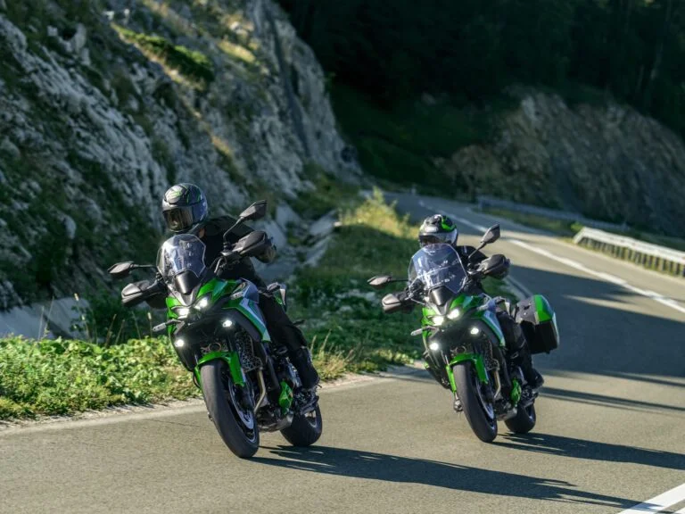 Kawasaki Versys 900 SE 2027 onderweg met koffers