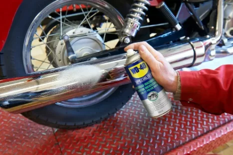 foto waar motorrijder wd40 op zn motor toepast