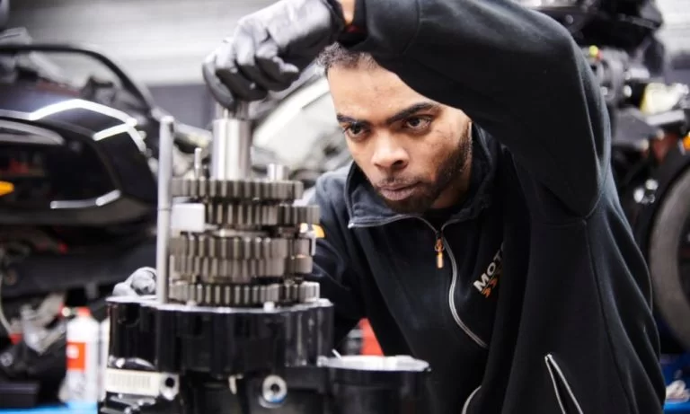 Monteur in de werkplaats aan het werk bij Motorcity.