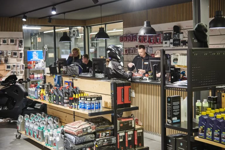 Monteur en motoren in de werkplaats van MotorCity Amsterdam