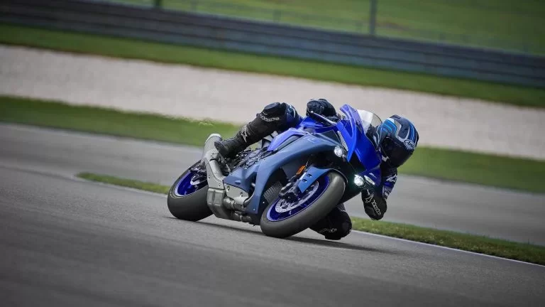 Yamaha R1 rijdend over het circuit.
