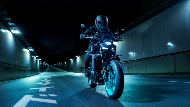 Yamaha MT-09 rijdend in een tunnel.