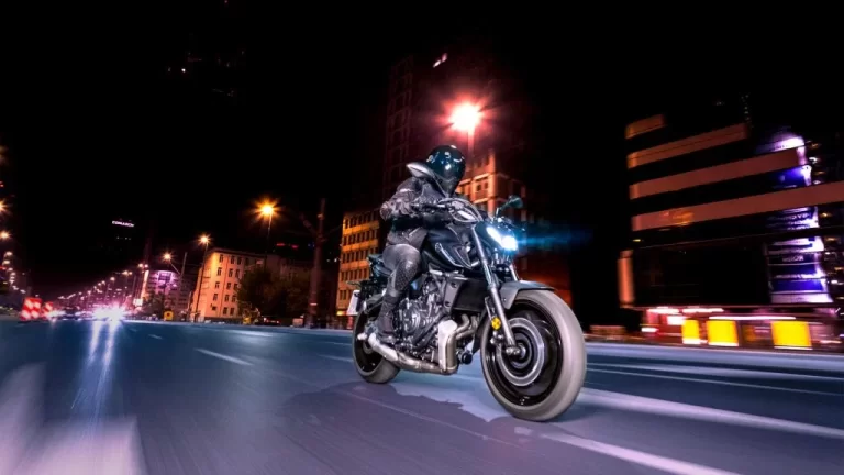 MT-07 pure rijdend over straat.