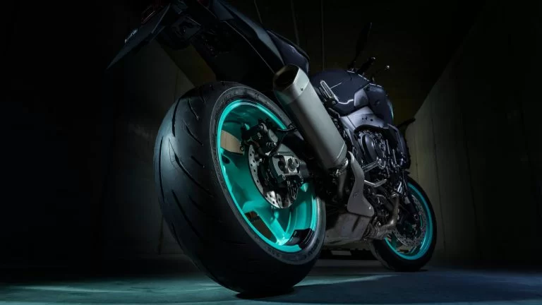 Achterband van de MT-10.