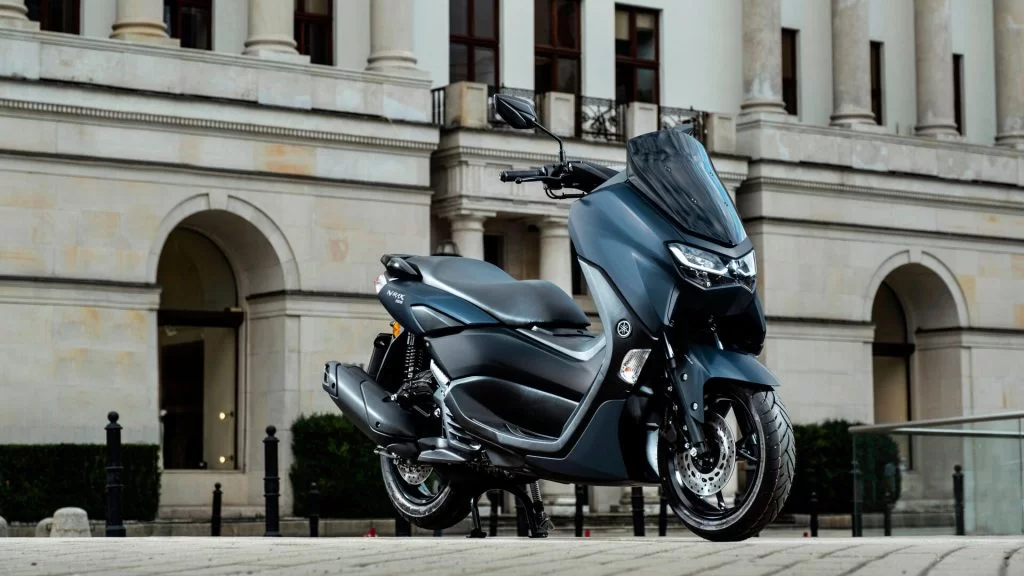 Yamaha motorscooter voor gebouw