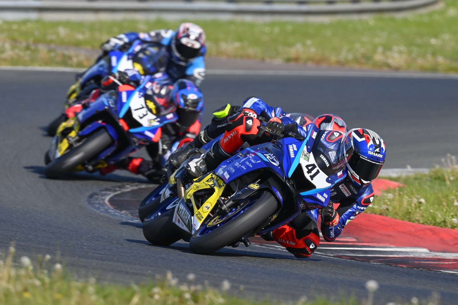 Yamaha R7 Cup-coureurs in actie op het circuit