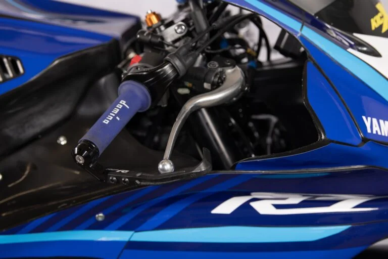 Cockpit van een eerdere Yamaha R7 Cup-racer, illustratief
