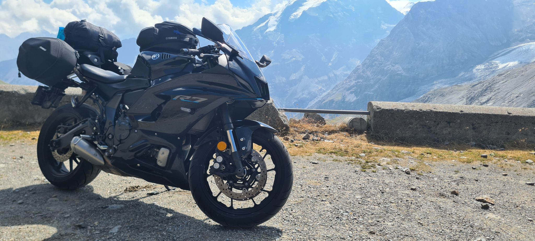 yamaha r7 bepakt met zijkoffers met uitzicht op berg landschap
