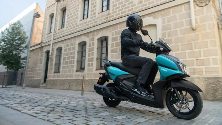 RAYZR rijdend over straat.