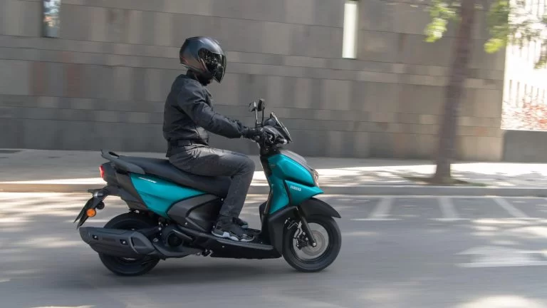 RAYZR rijdend over straat.