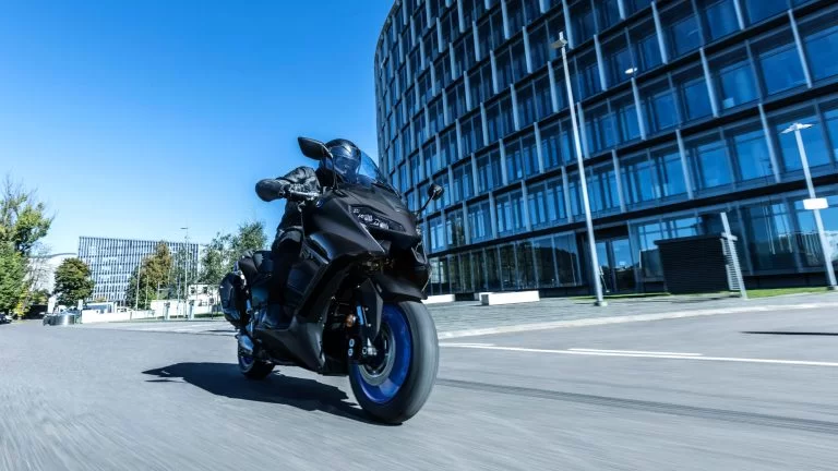 Tmax rijdende over straat