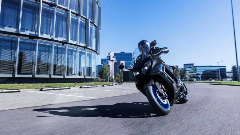 Yamaha motorscooter in de bocht
