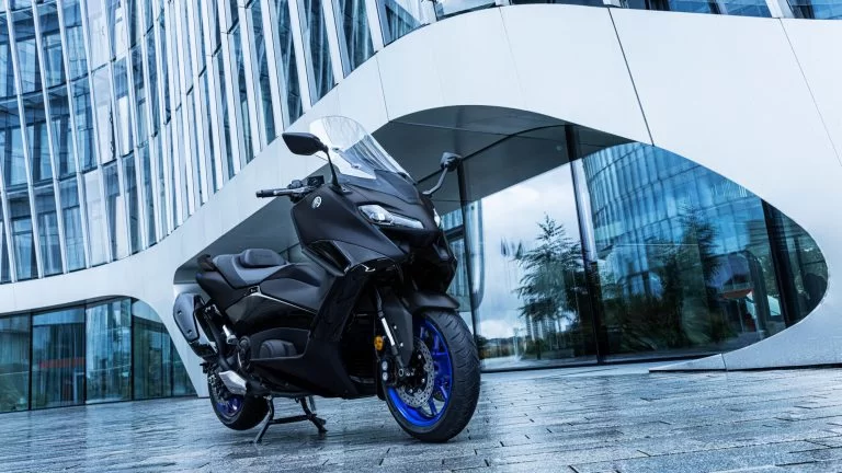 Yamaha TMAX voor gebouw