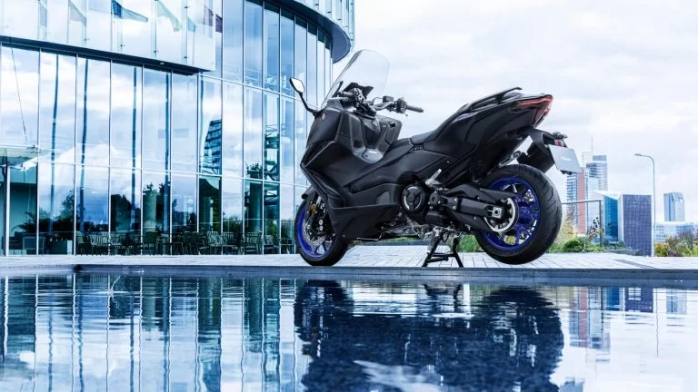 Yamaha Tmax voor een glazen gebouw
