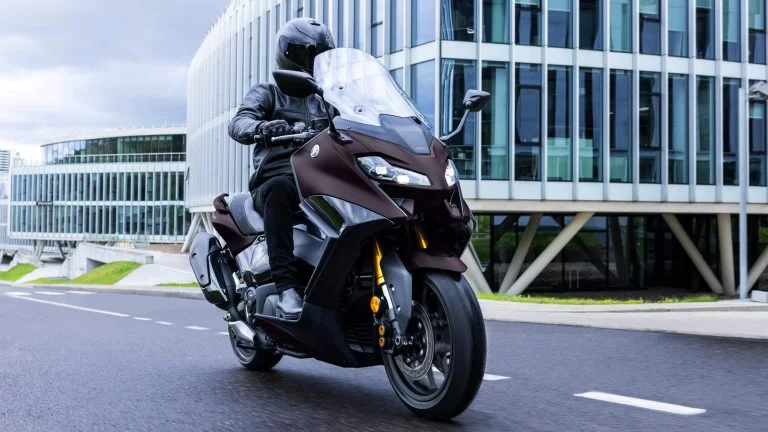 Yamaha tmax tech max rijdende