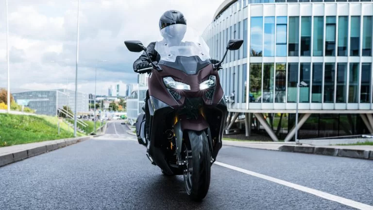 Yamaha motorscooter rijdend op de weg