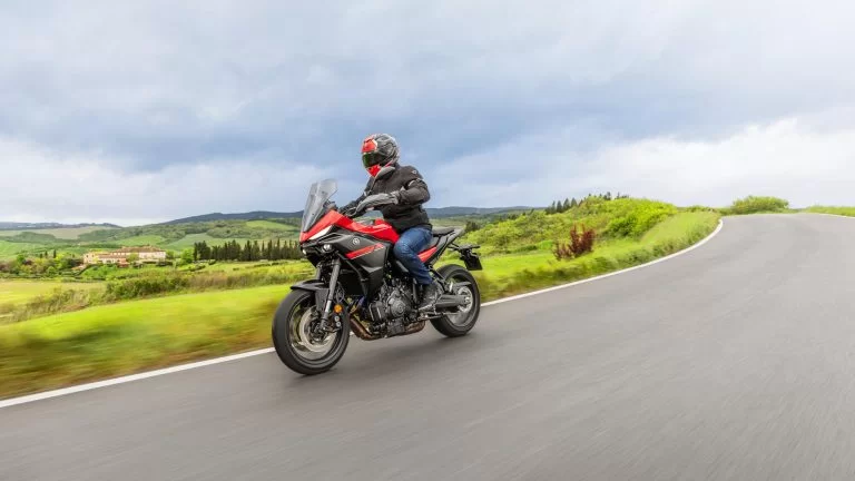 Tracer 7 rijdend over de weg.