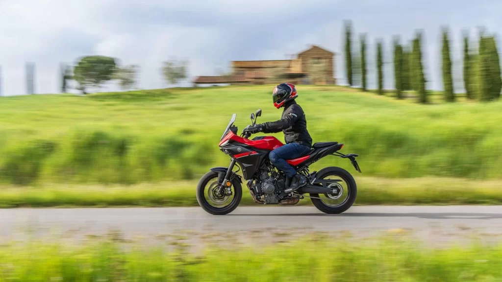 Tracer 7 rijdend over de weg.