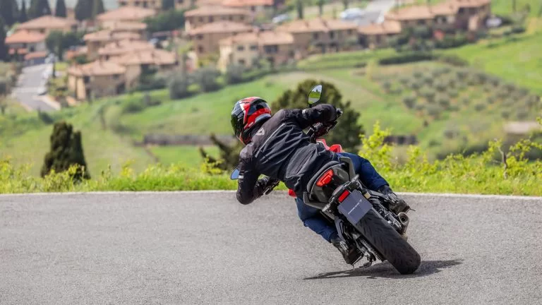 Tracer 7 rijdend over straat.