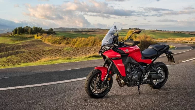 Rode Tracer 9 stilstaand op straat.