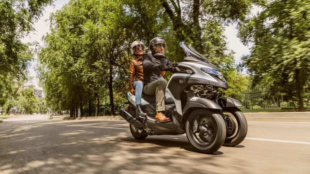 Tricity rijdend over de weg