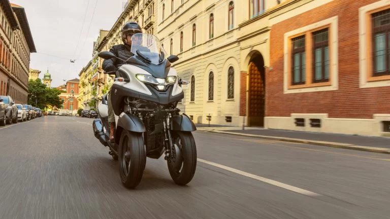 Tricity rijdend over de weg