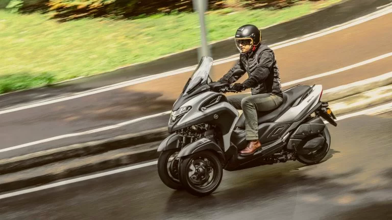 Tricity rijdend over straat.